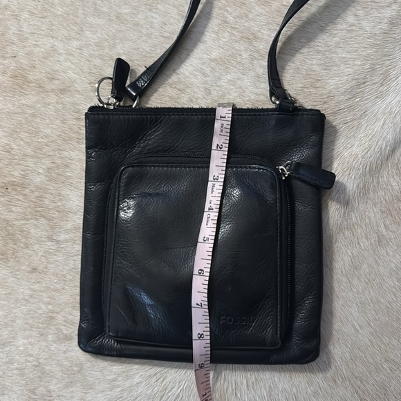 Fossil Black Leather Crossbody Bag
Unisex built in zippered wallet great travel - Picture 4 of 13